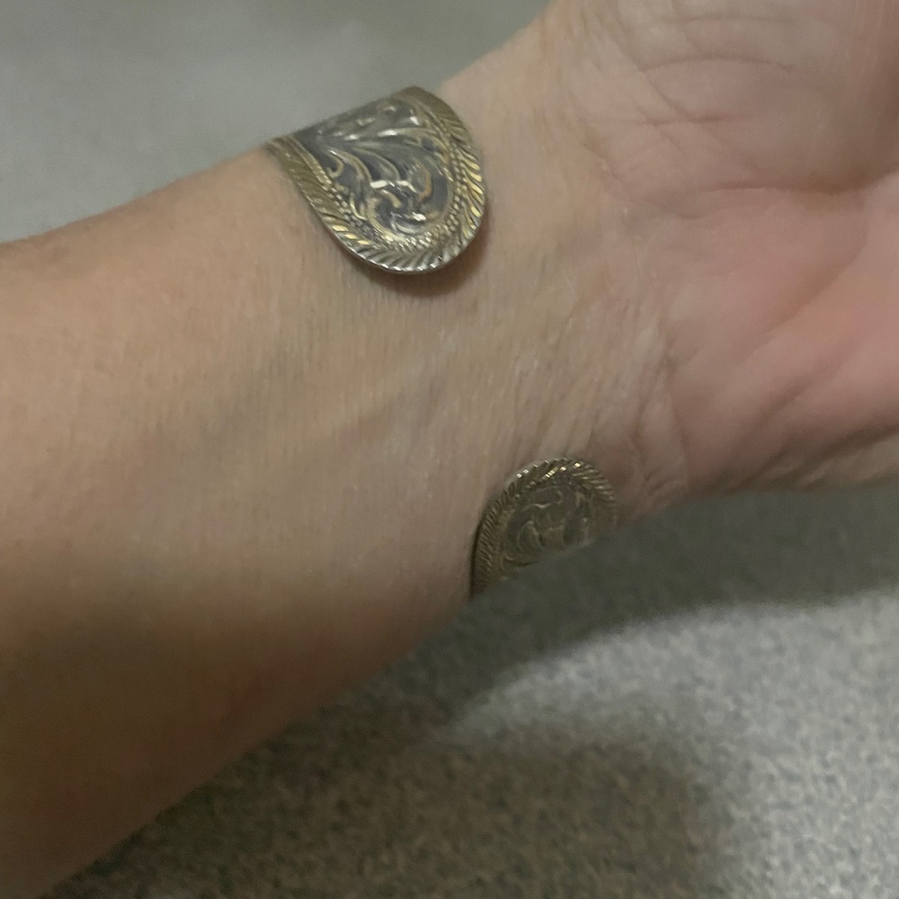Montana Silversmiths‎ Western Cuff Watch Engraved Bronc Silver Gold Tone Quartz - Picture 3 of 6